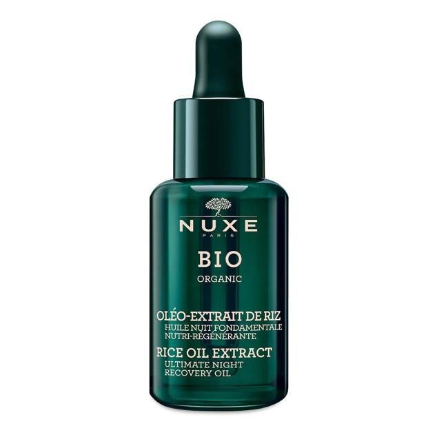 Nuxe Bio Organic Ultimate Night Recovery Oil hará que despiertes rejuvenecida y revitaliza, con una tez radiante y como el terciopelo, a través de una reconfortante, hidratante y antioxidante combinación de aceites que regeneran y combaten los signos de la edad, como son el óleo-extracto de arroz de camargue, el aceite de aguacate, el aceite de jojoba, el aceite de macadamia y el aceite de sésamo.