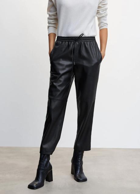 Imagen - Pantalones jogger en negro de Mango. Foto: Mango.