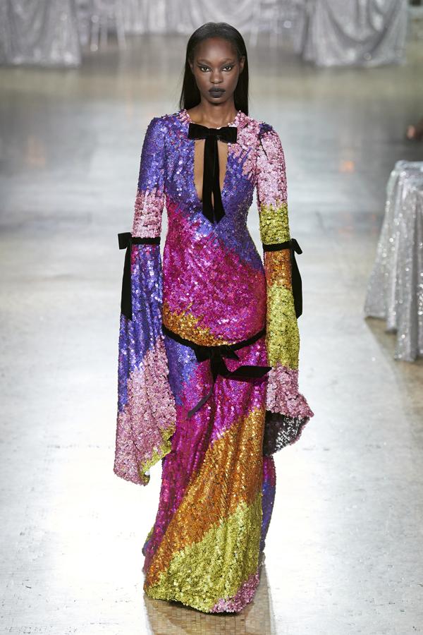 Los colores vivos e intensos, al igual que el uso de las lentejuelas, también han hecho acto de presencia, pero siempre con ese toque oscuro.