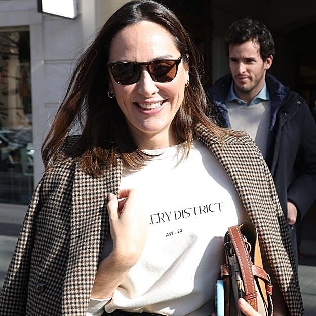 Tamara Falcó cae rendida a esta sudadera de rebajas de una firma española (y lo ha combinado con blazer)