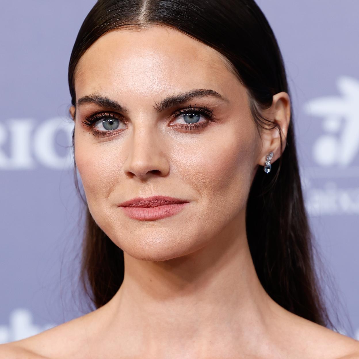 Amaia Salamanca en los Premios Goya 2023 con un maquillaje natural y jugoso.