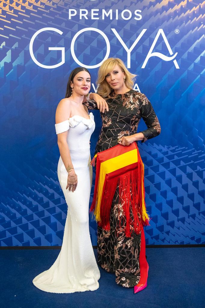 La ganadora del Benidorm Fest va vestida de Rubén Hernández, mientras que la directora de Comunicación y Participación de RTVE lleva vestido de Anmargo.