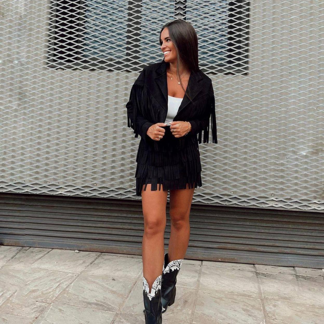 La influencer lleva un conjunto de cazadora y falda de piel con flecos
