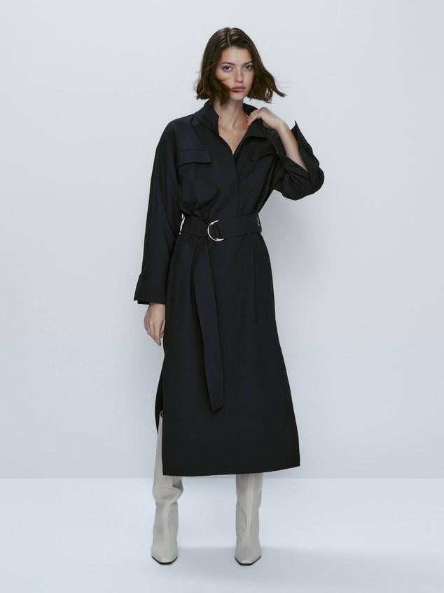 Vestido midi camisero con cuello mao amplio, bolsillos con tapeta en el pecho, manga larga y cinturón con hebilla ajustable, color negro, de Massimo Dutti. Lo encontrarás a 99,95 euros.