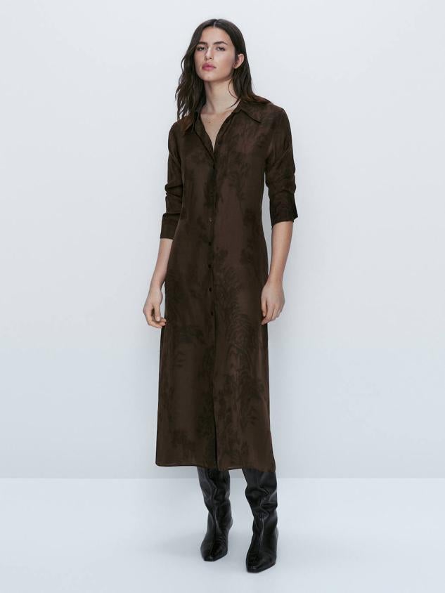 Vestido camisero midi en tejido de seda con corte fluido, manga larga, cuello solapa y cierre de botones, en estampado de hojas a tono, color marrón, de Massimo Dutti. Puedes comprarlo por 159 euros.