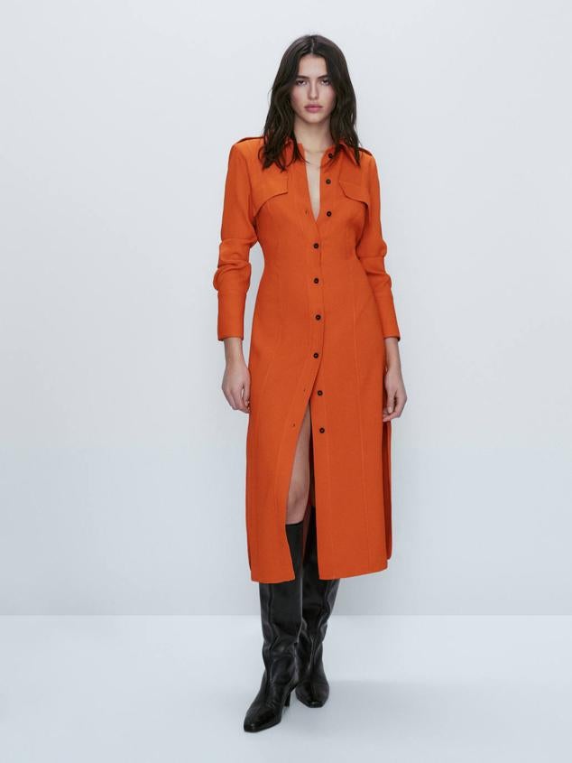 Vestido midi camisero con manga larga, detalle de costuras, bolsillos, cuello solapa, cierre de botones y cinturón fino en la espalda, color naranja, de Massimo Dutti. Hazte con él por 89,95 euros.