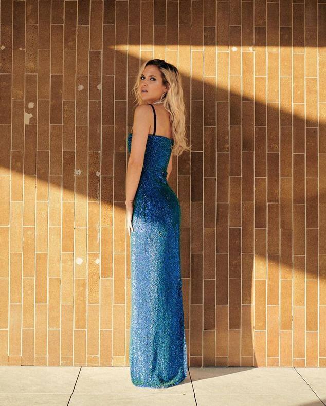 La actriz Ana Fernández lució un vestido azul de lentejuelas de Victoria, la firma de Vicky Martín Berrocal y lo combinó con un collar de Bulgari.