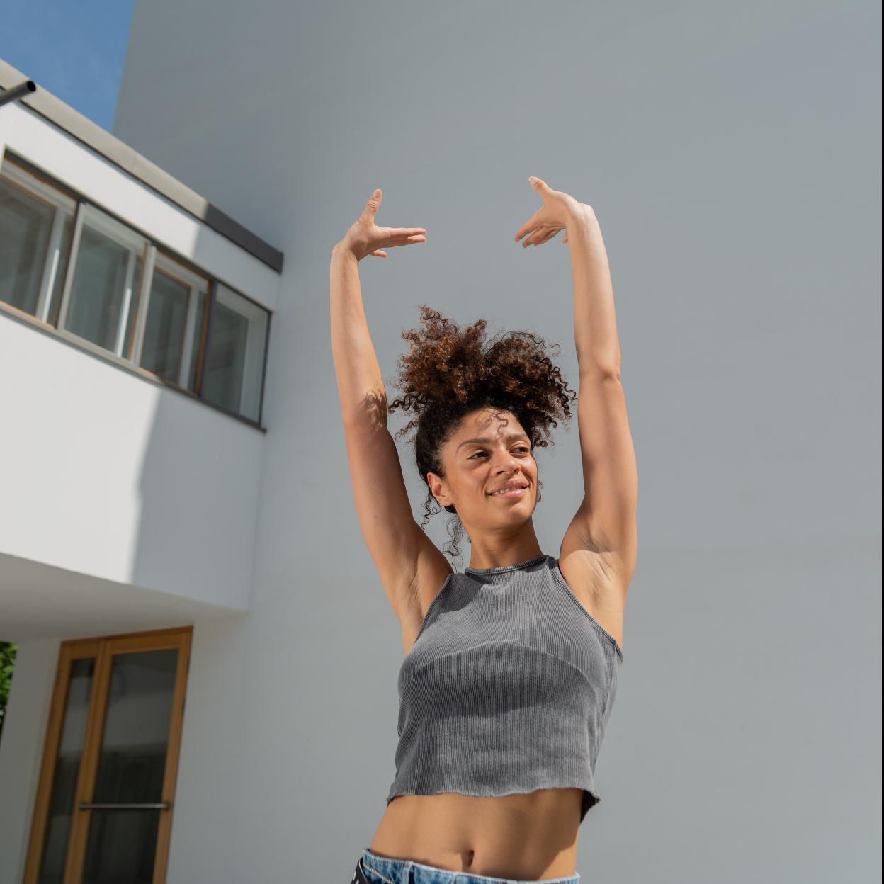 Mujer sonriente con brazos tonificados