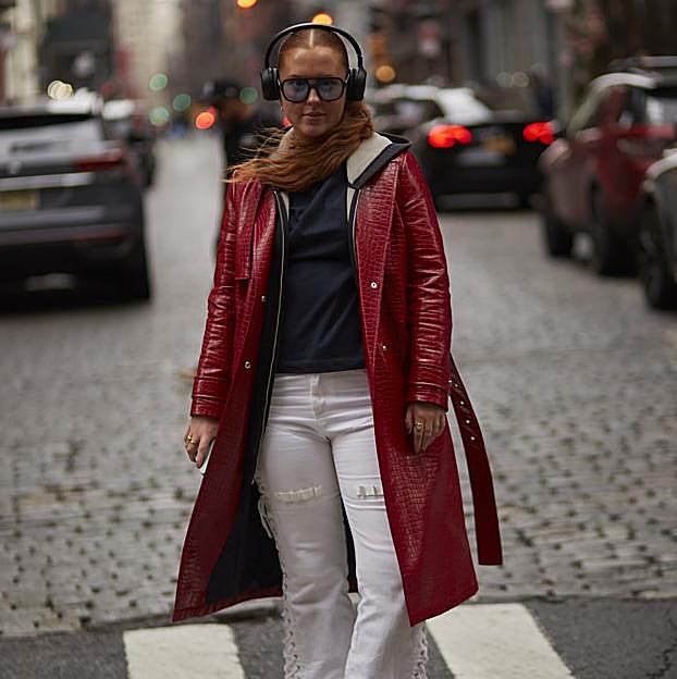 Imagen principal - La gabardina de efecto cuero se lleva en varios colores.