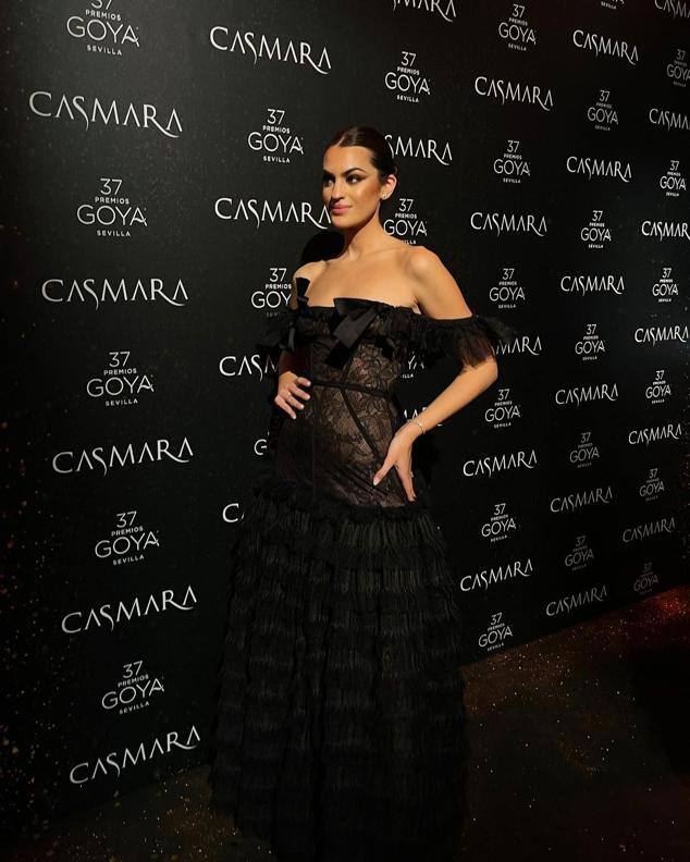 Marta Lozano fue una de las influencers invitadas y también recurrió al total black con este diseño de encaje de Giambattista Valli.