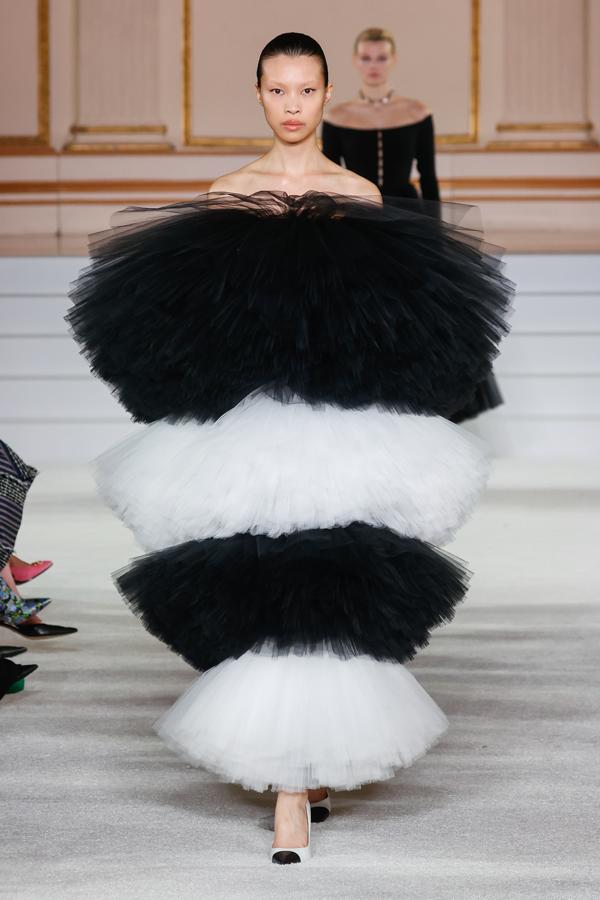 La grandeza y la exuberancia se unen para crear diseños de texturas como el terciopelo o el estampado de rayas han sido los protagonistas. 