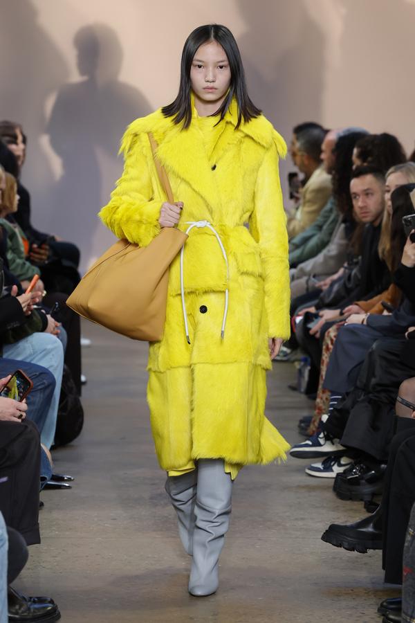 Aunque es cierto que Proenza no ha olvido su elegancia tan característica, sobre todo con sus vestidos fluidos y trajes multicolor.