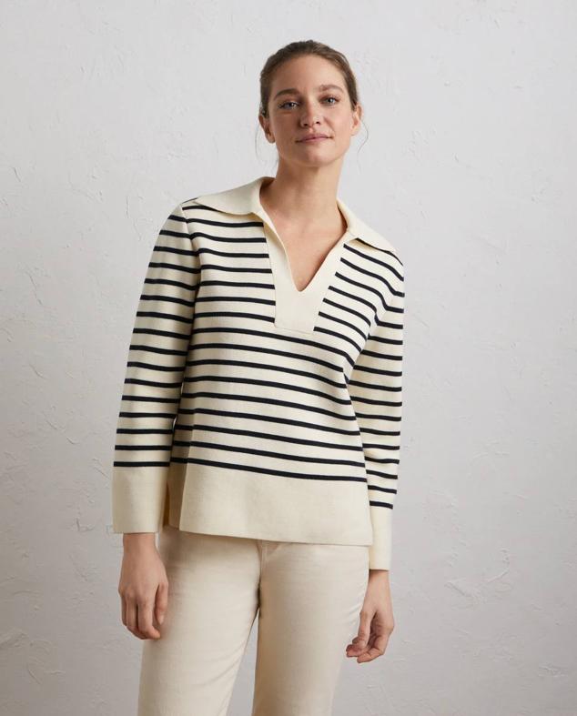 Polo en tejido de punto ligero con cuello solapa, escote de pico, manga larga y estampado a rayas en crudo y azul, de Lloyd’s. Su precio es de 69,99 euros.