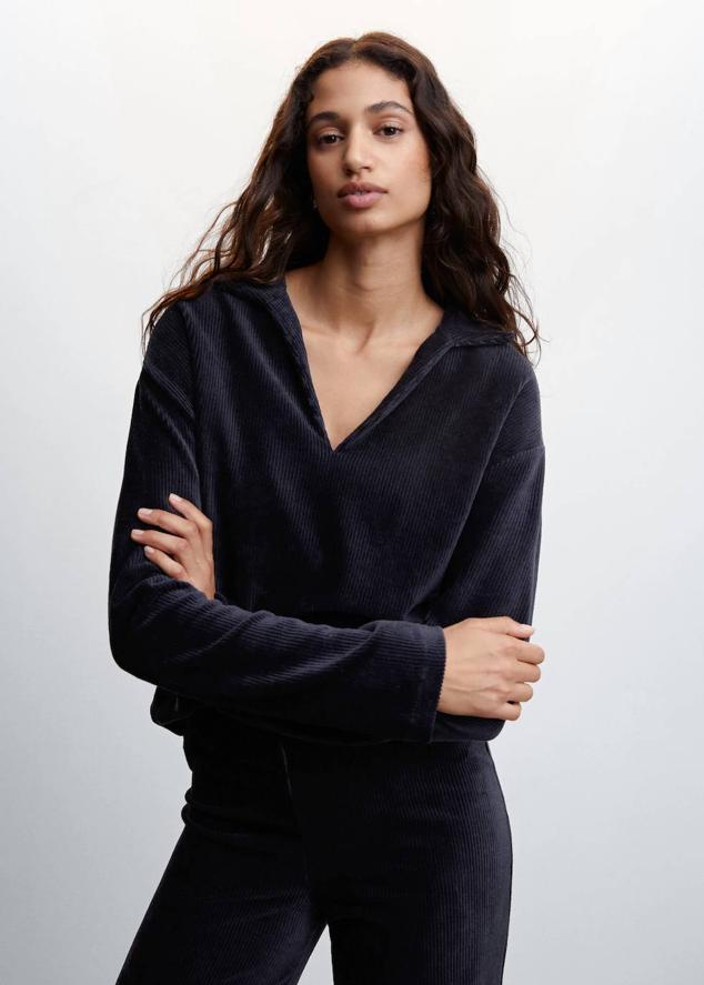 Polo en tejido efecto pana con corte relajado, manga larga, cuello solapa y escote de pico, azul marino, de Mango. Consíguelo a 25,99 euros.