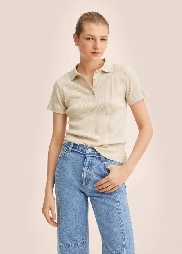 Polo en tejido de algodón con canalé, cuello solapa, cierre de botones y manga corta, tono arena, de Mango Outlet. Puedes encontrarlo por 7,99 euros.
