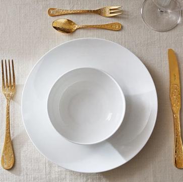 Imagen secundaria 1 - Ideas para decorar la cocina, la mesa o rincones especiales de tu casa con piezas en dorado. La cubertería y los maceteros son de Zara Home.