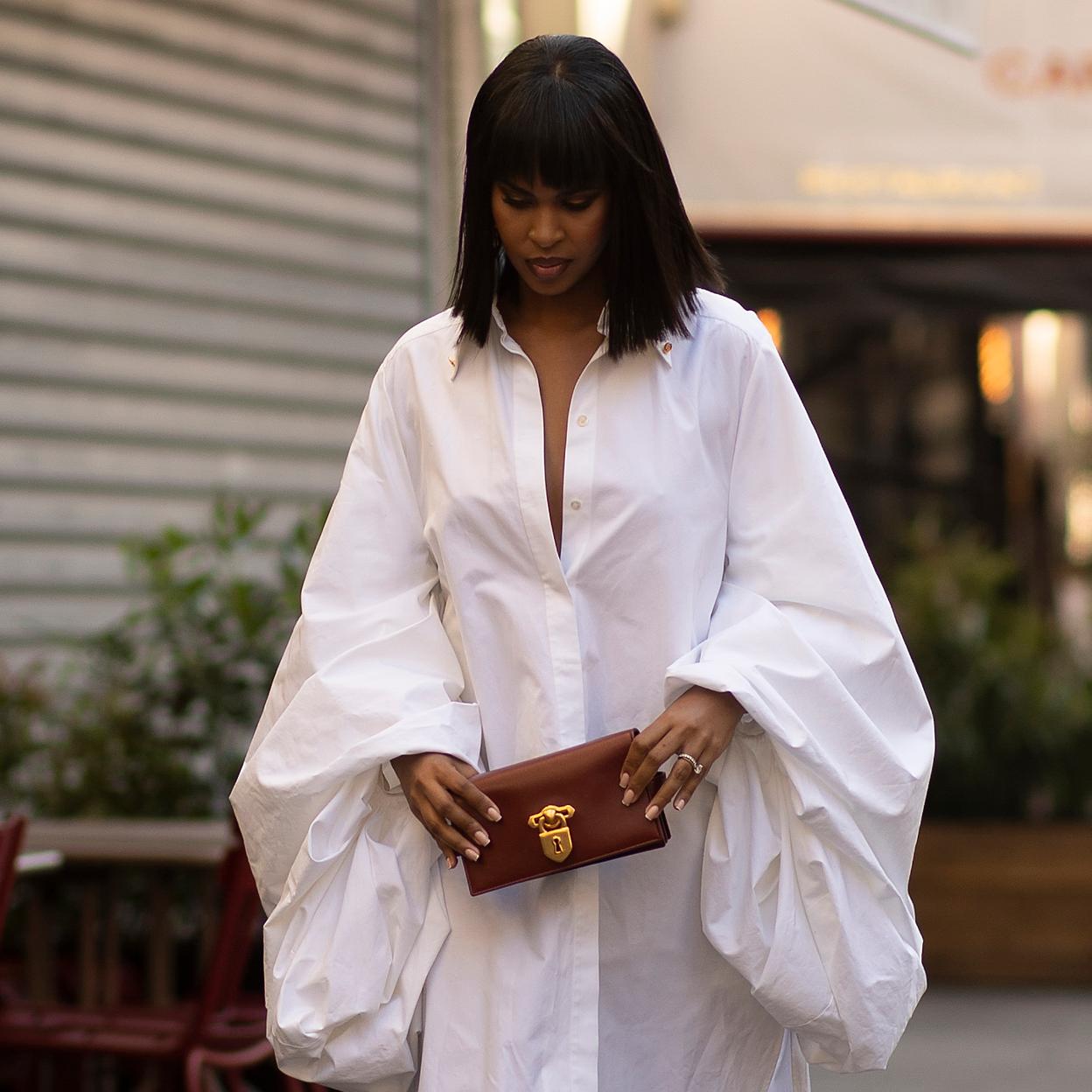 Una mujer con vestido camisero.