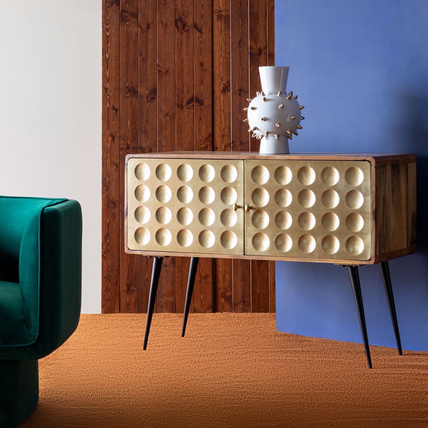 Cómoda de madera con puertas en dorado de The Masie. 