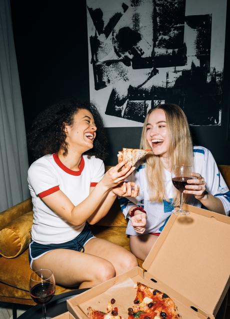 Imagen - Chicas comiendo pizza/PEXELS