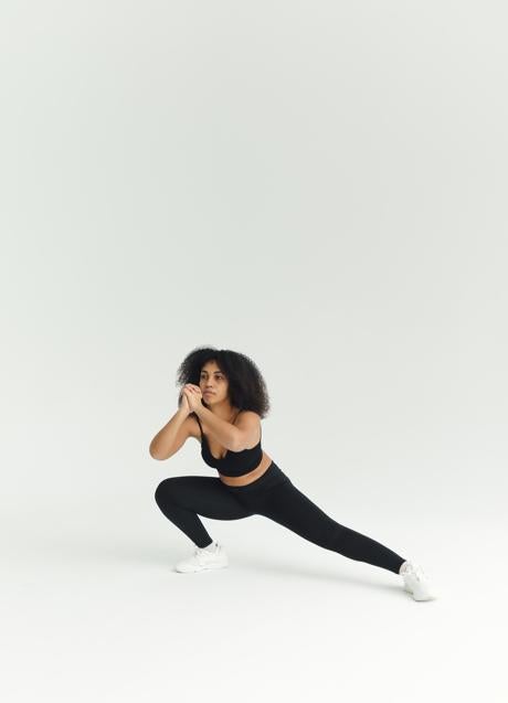 Imagen - Mujer haciendo ejercicios de pierna/PEXELS