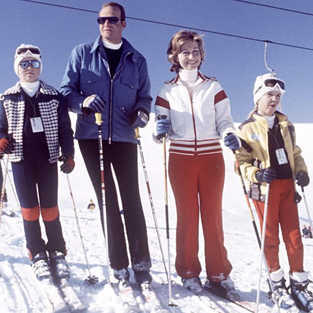 La familia real comenzó a alojarse en uno de los chalets de lujo de la urbanización La Pleta, en la estación de esquí de Baqueira Beret y a 700 metros de sus pistas, en 1984. 