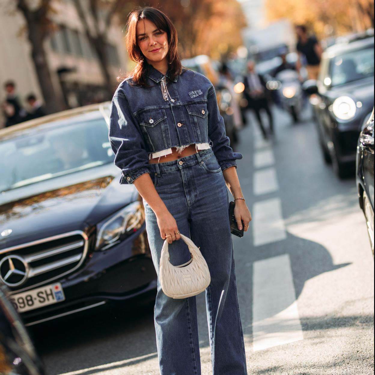Un look de street style con vaqueros cómodos.
