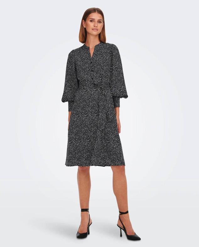 Vestido de lunares con cuello mao, cinturón de lazada, mangas largas abullonadas y falda fluida, en print de lunares, de JDY. Cómpralo en El Corte Inglés por 29,99 euros.