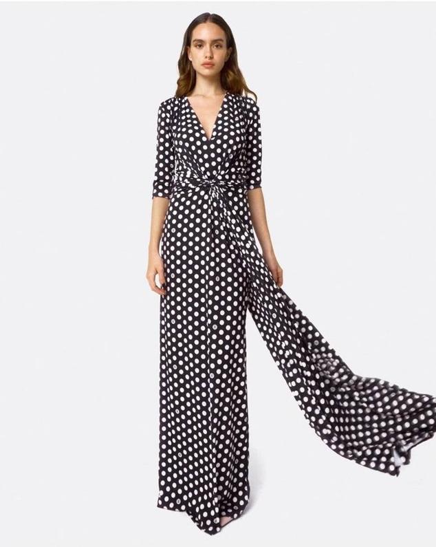 Mono largo con perneras anchas, manga francesa, escote de pico y detalla de nudo, en print de lunares, de Cuplé. Cuesta 119 euros, en El Corte Inglés.