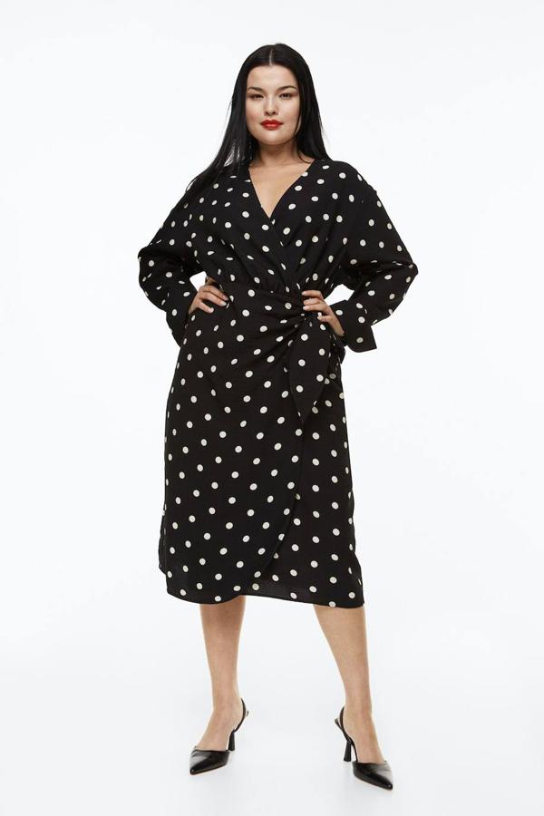 Vestido midi cruzado con escote de pico, manga larga, falda con abertura y detalle de nudo lateral, en estampado de lunares, de H&M. Puedes comprarlo por 29,99 euros.