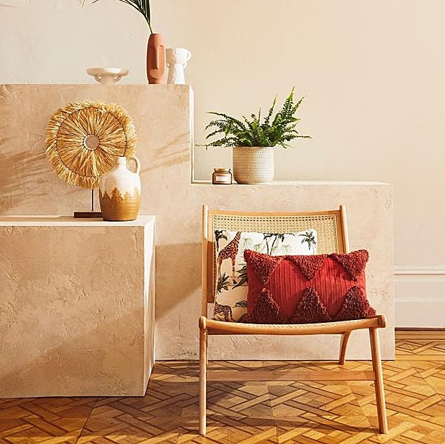 La silla lounge de madera y ratán de Primark Home cuesta 100 euros.