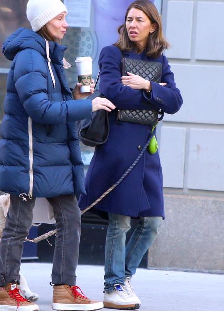 Imagen - sofia paseando junto a su perro y una amiga. Foto: Gtres.