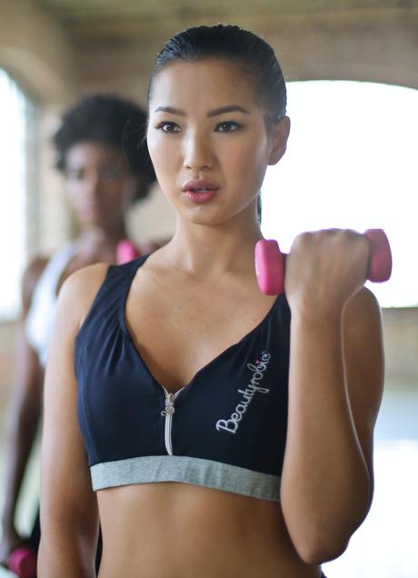 Imagen - Mujer levantando pesas/PEXELS