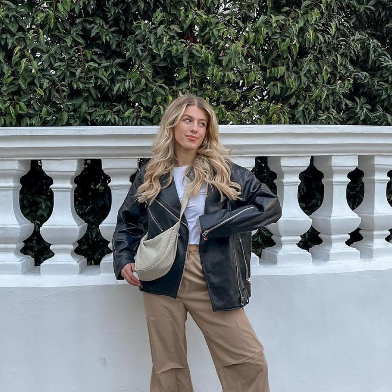 Una influencer con el bolso riñonera viral de Uniqlo.