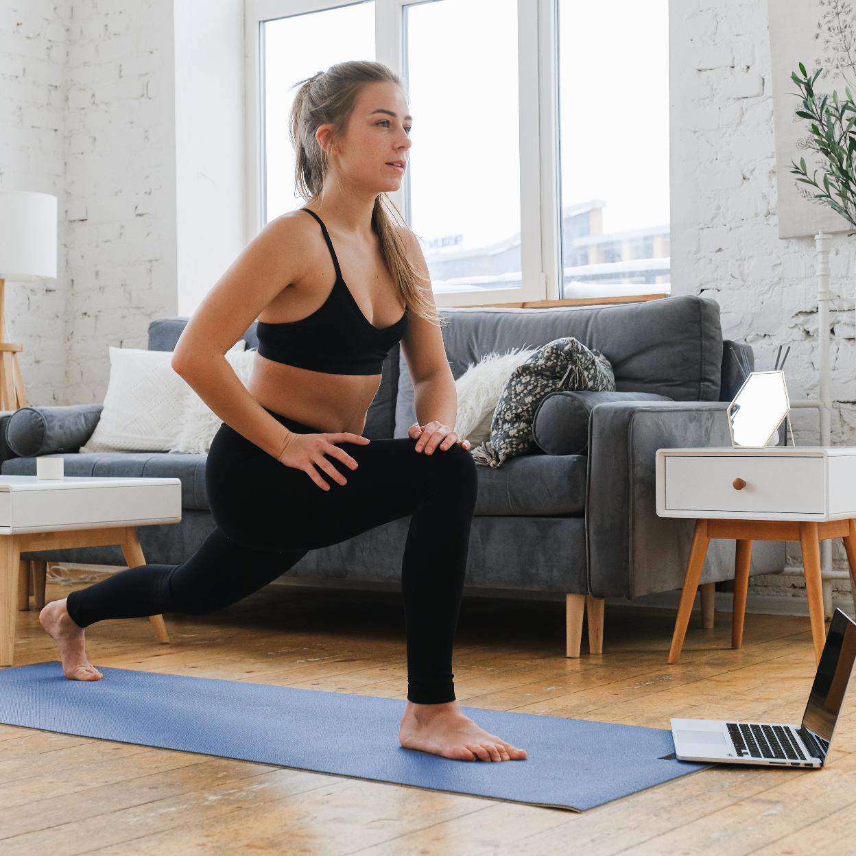 Mujer haciendo deporte en casa