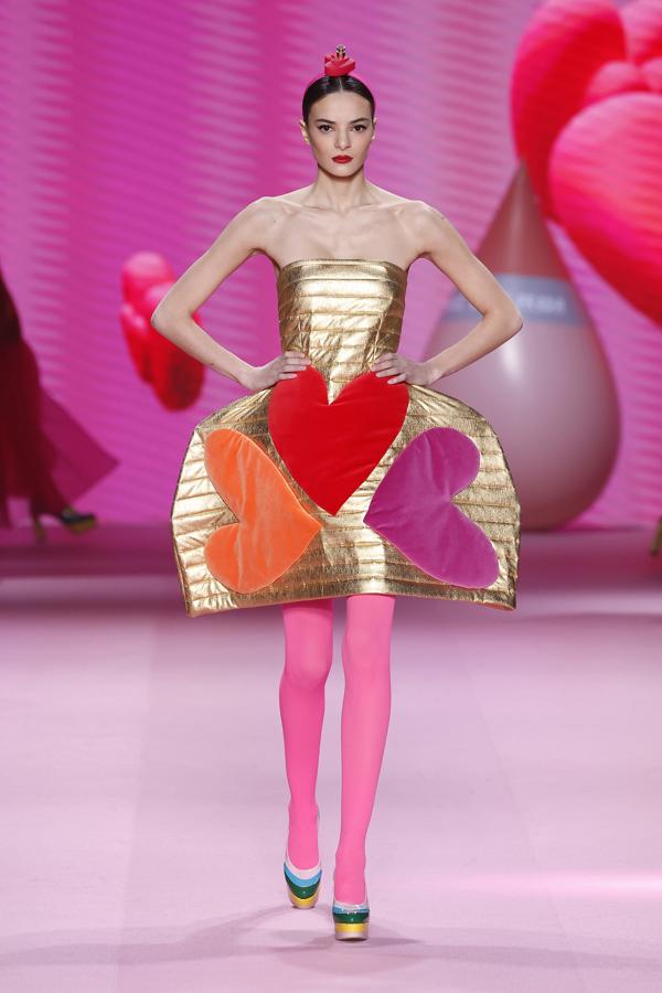 La diseñadora evoca su estética habitual, pero incluyendo como siempre prendas a todo color y multitud de brillos. 