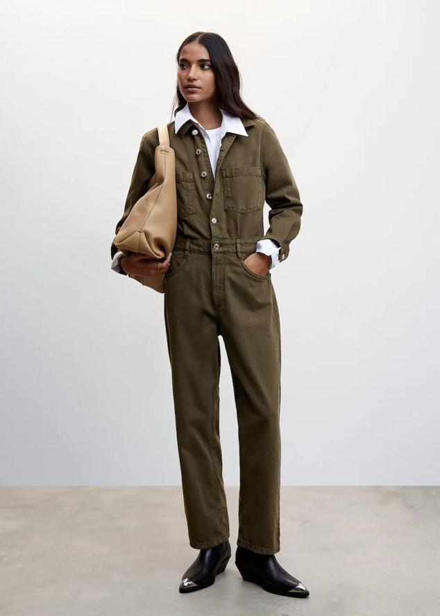 Mono vaquero con corte relajado, manga larga, cuello solapa y cierre de botones, en khaki. Lo encontrarás a 49,99 euros.