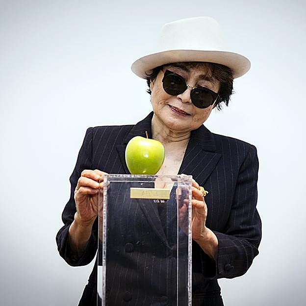 Yoko en la inauguración de una de sus exposiciónes en el MOMA en 2015. 