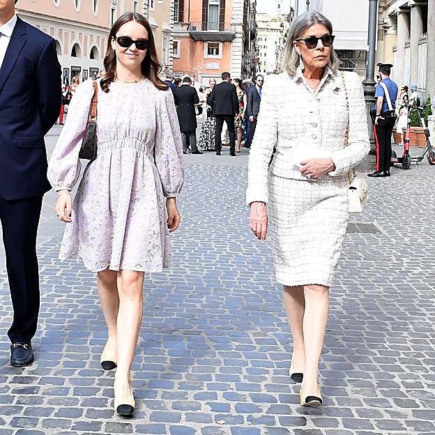 Imagen principal - Todas las veces que Carolina de Mónaco ha llevado los bicolor de Chanel.