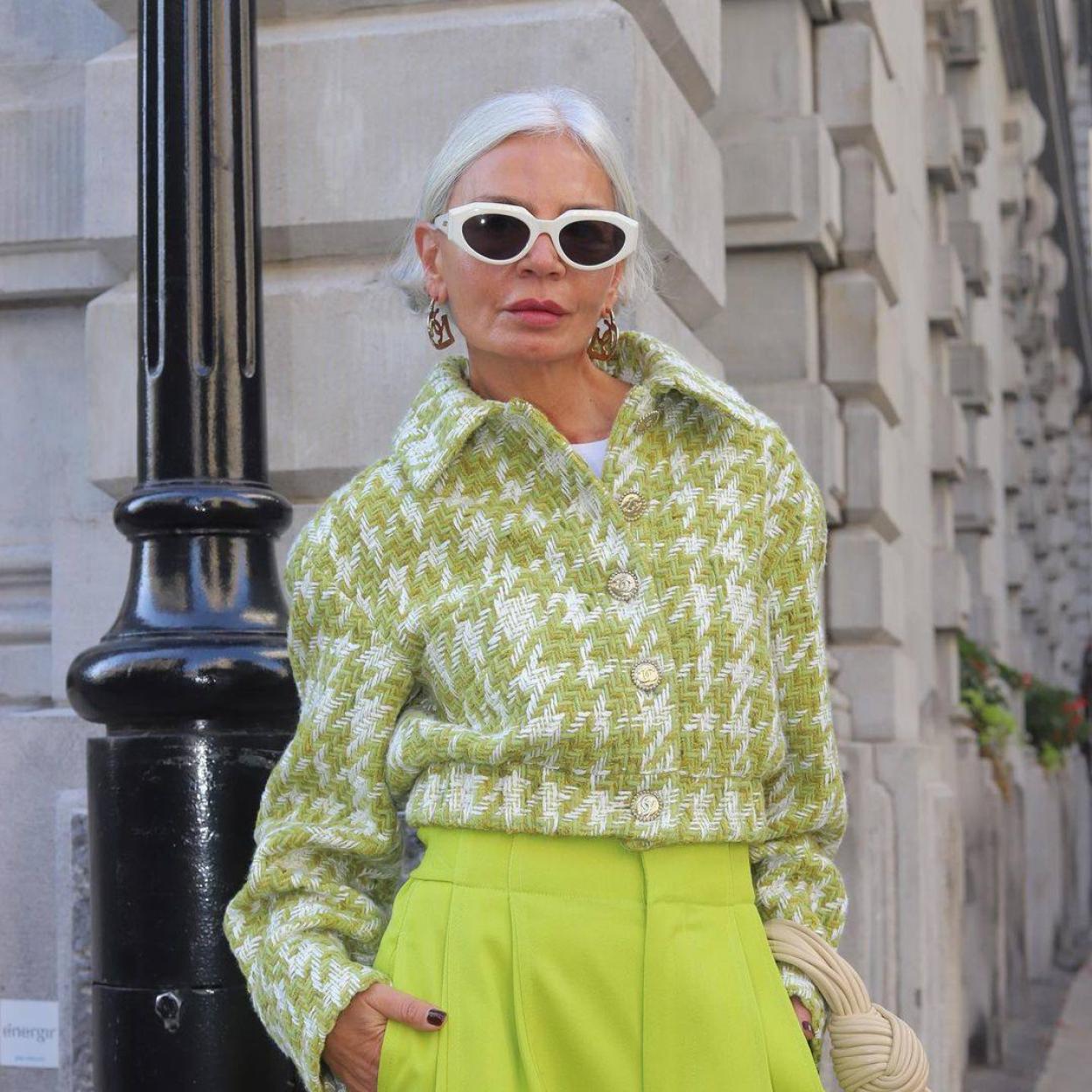 La influencer lleva una chaqueta estampada