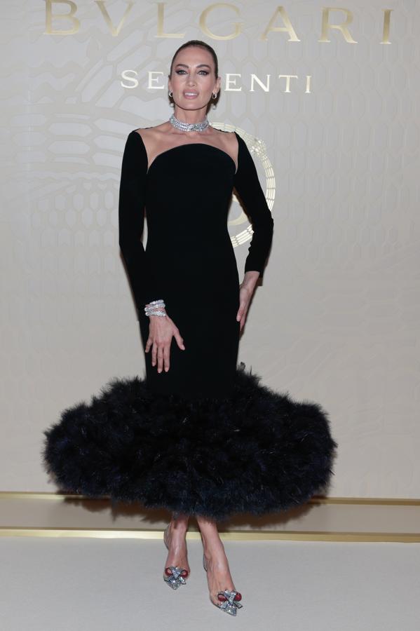 Nieves Álvarez, que ejerció de presentadora del evento, deslumbró con este bonito diseño de Isabel Sanchís y zapatos de Roger Vivier.