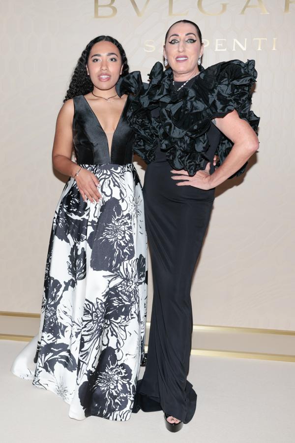 Rossy de Palma y su hija Luna Lionne, que optó por este vestido en blanco y negro con falda de flores de Pronovias.