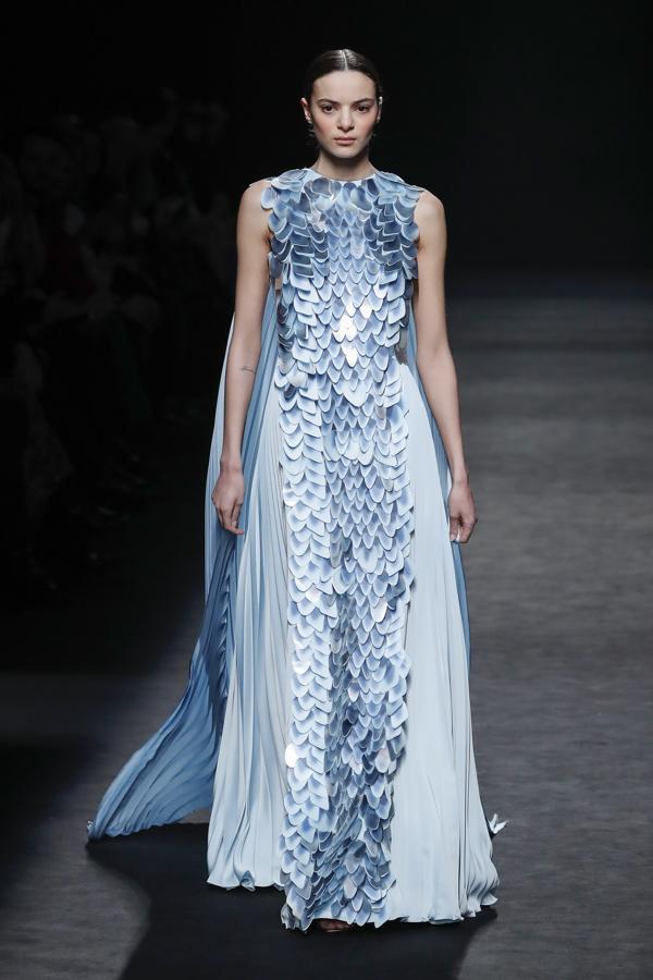 Isabel Sanchis se inspira en la alta costura y en la mujer seductora para su nueva colección. El negro ha sido el color predominante, pero siempre con complementos joya que consiguen un look muy empoderado. 