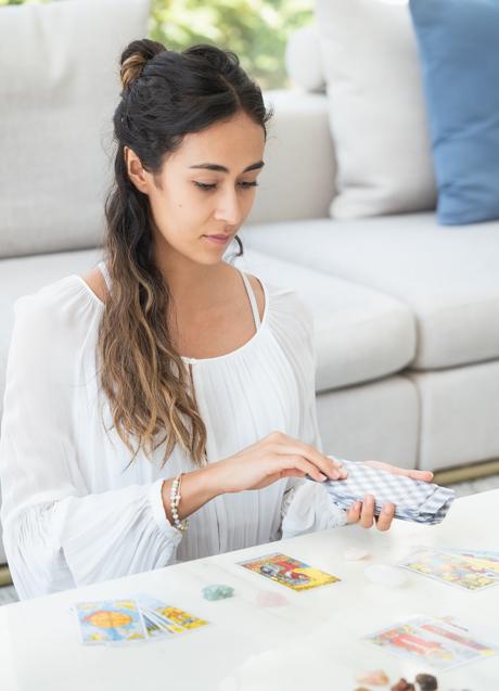 Imagen - Mujer echando las cartas del Tarot/PEXELS