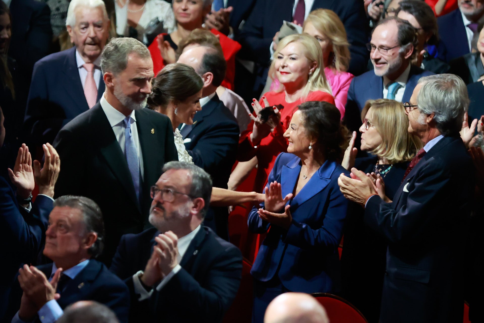 Los reyes junto a Paloma Rocasolano en los Premios Princesa de Asturias.