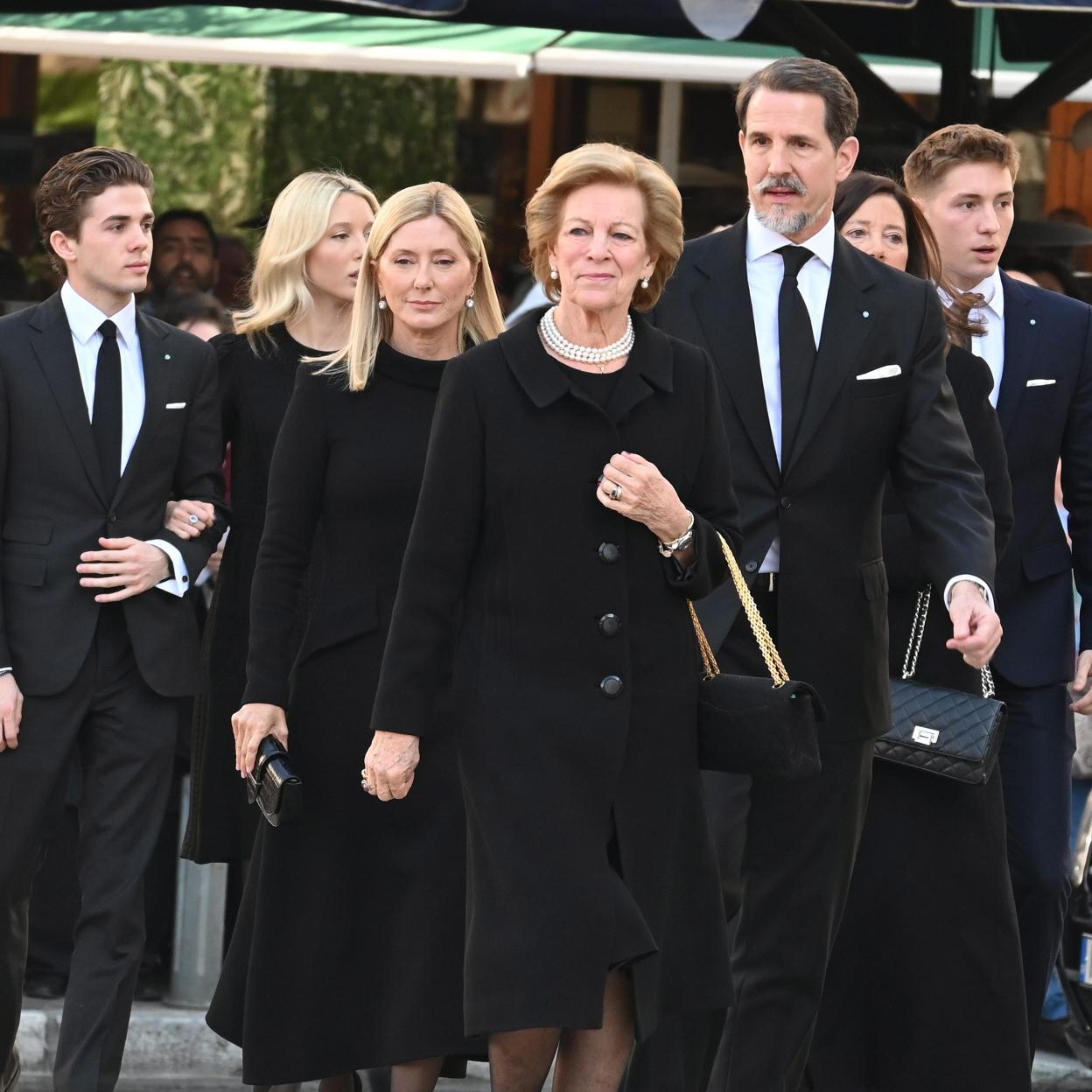 La familia real griega al completo en la misa funeral de Constantino de Grecia.