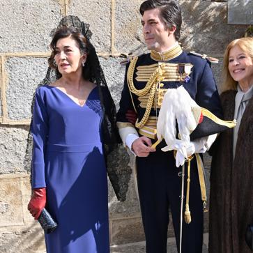 Imagen secundaria 1 - Carlos Sainz Jr. e Isa Hernáez, la madrina y Rodrigo Fontcuberta y la pareja junto a su madre Reyes Vázquez De Castro.