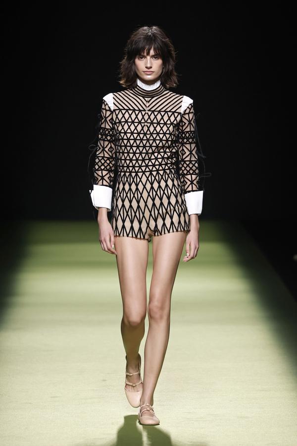 Teresa Helbig revoluciona la pasarela con su carta a Ana Bolena, una de las mujeres más empoderadas y adelanta a su tiempo de toda la historia. Una dedicataria de amor y grito de guerra de la feminidad. 