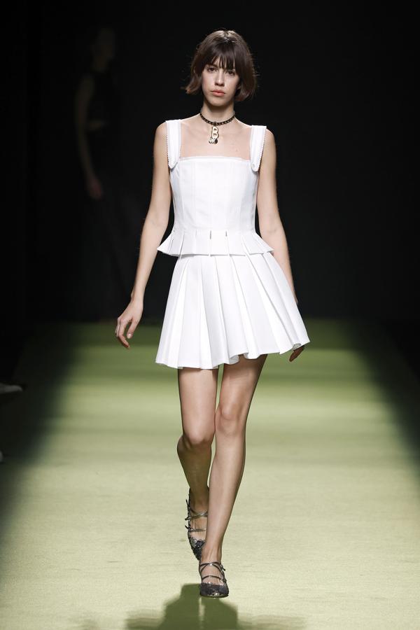 El siglo XVI de los Tudor se palpa en el ambiente con diseños de tiro alto, looks regios, pero con ese toque moderno que tanto caracteriza a la catalana. 