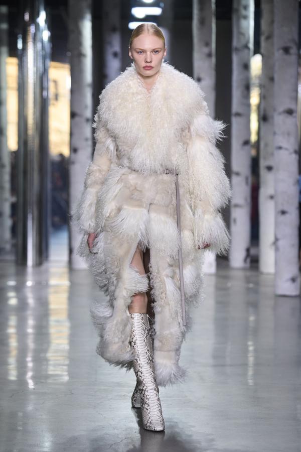 Michael Kors se inspira en la elegancia de los años setenta y en la estética boho glam para su nueva colección.