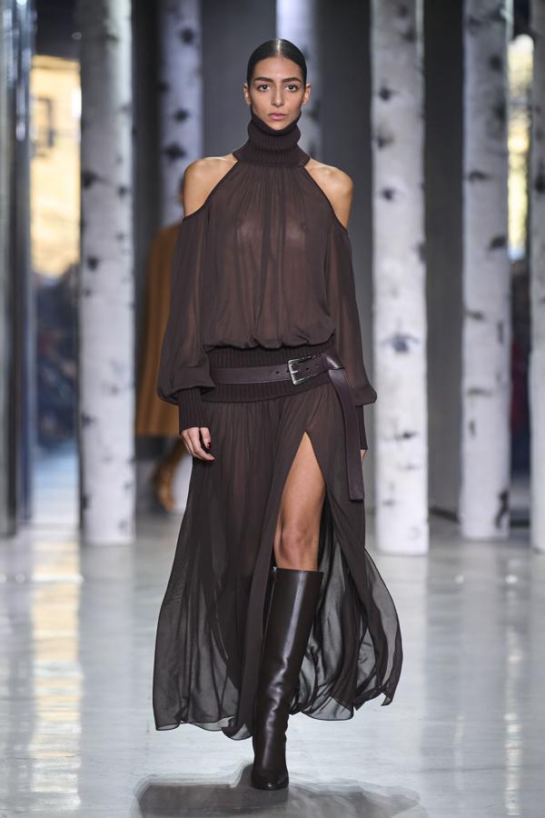 El desfile ha contado con colores neutros, pero también en su característico negro que siempre incorpora en todos sus diseños.